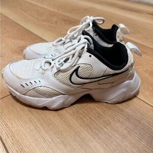 Retro Women’s Nike Sneakers 6.5